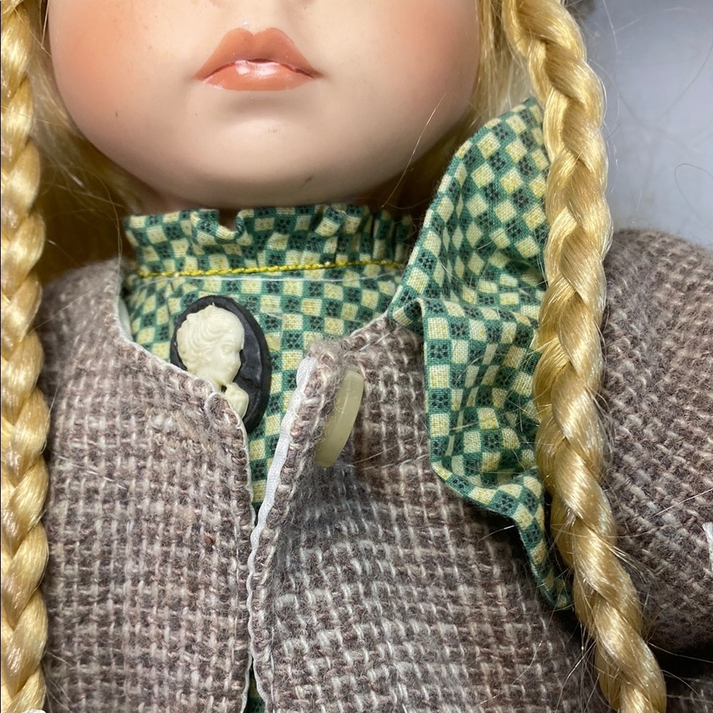 Vintage 2001 Angelina Collection Green and Brown Doll with Accessory - Picture 4 of 14